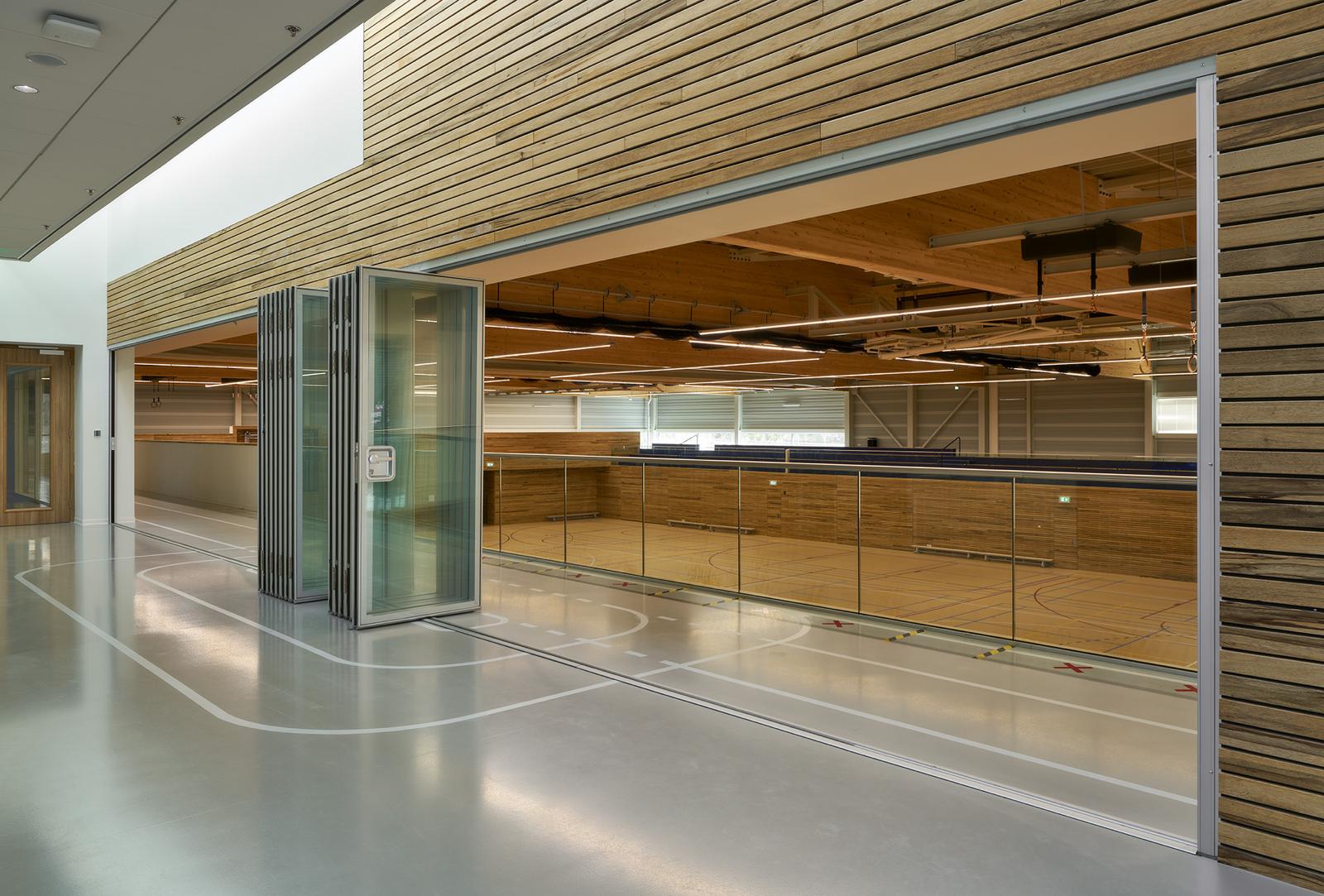 פנלים זכוכית באקוסטיקה בינונית